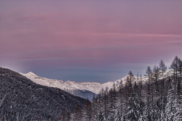 Karla Kaplı, Ağaçlarla çevrili Dağ Manzarası