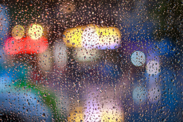 Pencerede Yağmur Damlaları