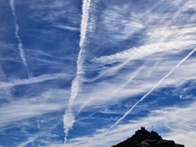 Kaleye Doğru Gökyüzü Ve Sirüs Bulutları